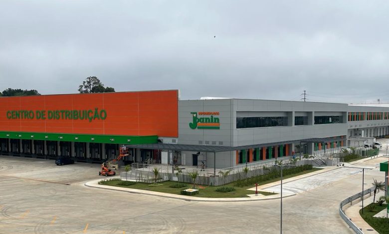 abre novo centro de distribuição no Brasil. - Surama Jurdi